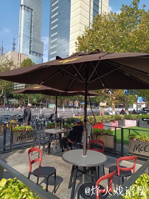 麦当劳招牌屹立不倒，网友感慨：美人易逝，金拱门长青