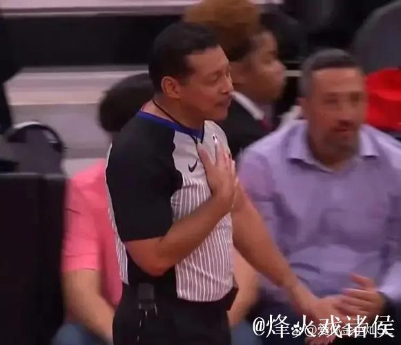 官方裁判报告认可詹姆斯对狄龙三分球的防守判罚正确,布克确实犯规 官方裁判报告认可詹姆斯对狄龙三分球的防守判罚正确,布克确实犯规